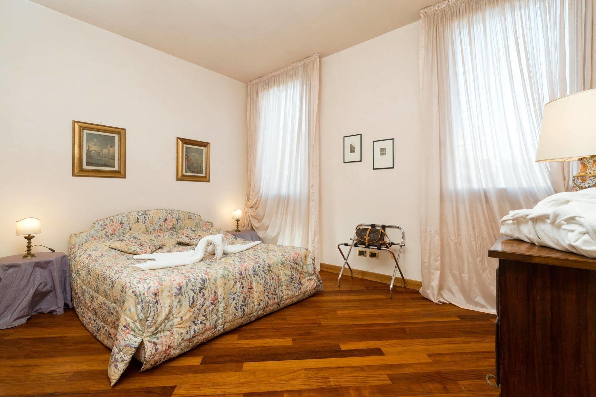 Very Central Apartment In Historical 1600 Palace With Lift A Few Min Walk From San Marco Square Venedig Exterior foto